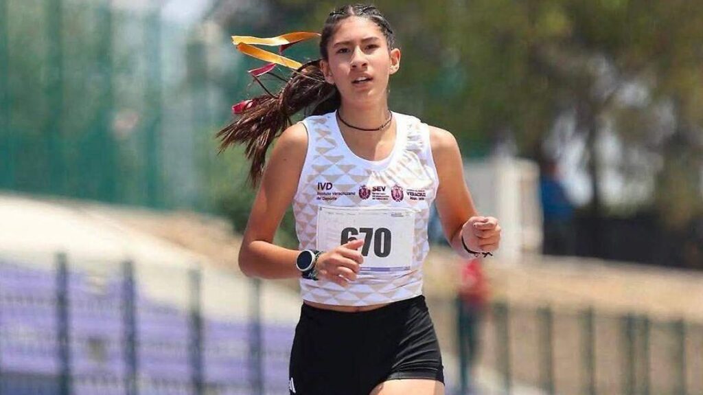Atletas del club Star Runners de Xalapa reciben becas universitarias para estudiar en el Tec de Monterrey y la UANL