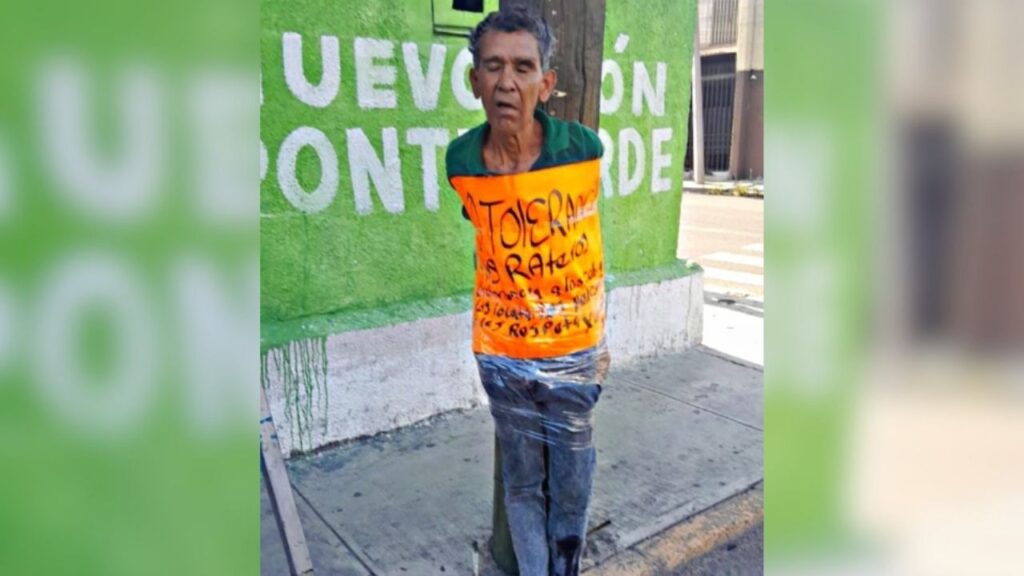Hombre amarrado a poste en el centro de Monterrey tras presunto intento de robo