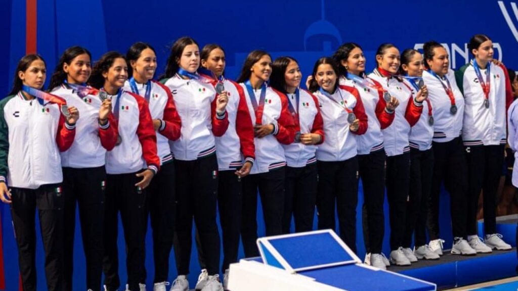 Selección mexicana femenil de waterpolo celebrando medalla de plata en Juegos Centroamericanos Santo Domingo 2026