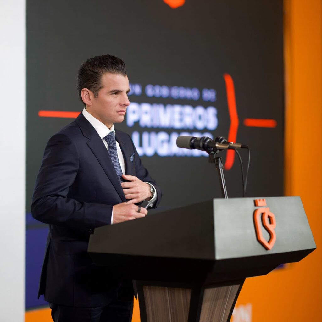 Empresarios de MiPyMEs en Nuevo León accediendo a programas de financiamiento y capacitación del gobierno estatal