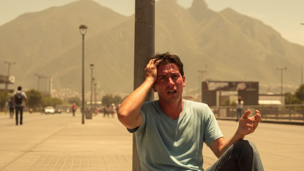 Deshidratación en Nuevo León aumenta 144% por ola de calor Persona recibiendo atención médica por deshidratación durante ola de calor en Nuevo León