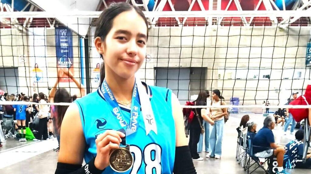 Ranya de León celebra junto al equipo Toritos de San Nicolás tras ganar el Festival Nacional de Voleibol 2026