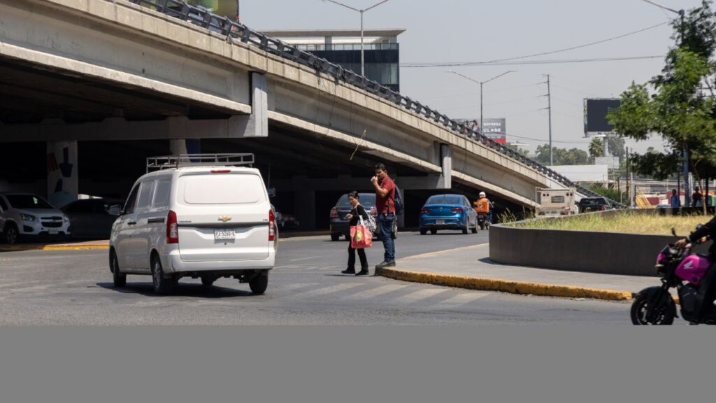 Cruzar calles en Nuevo León: un peatón atropellado cada 5 horas Peatón cruzando avenida en Monterrey con infraestructura vial inadecuada