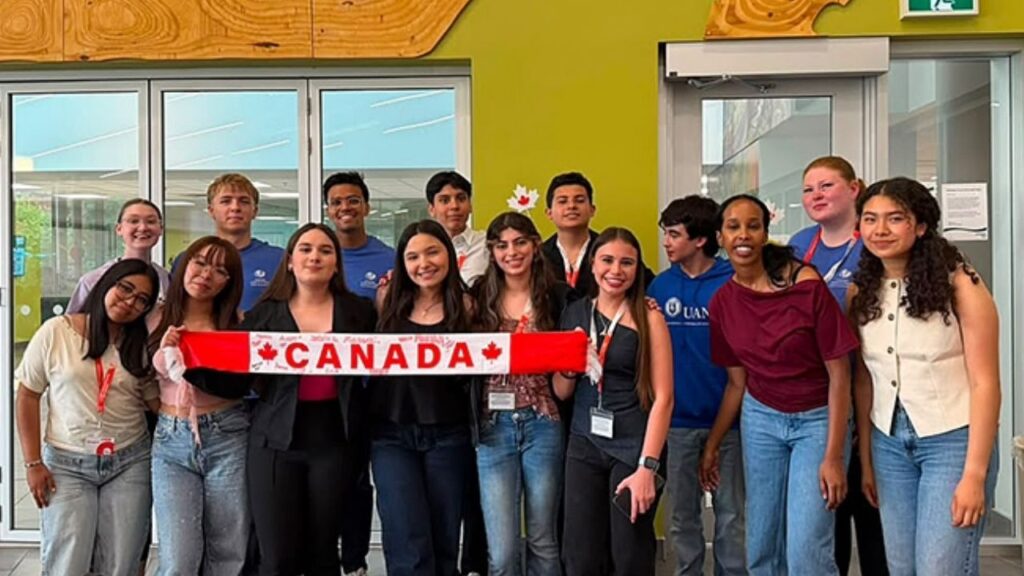 Estudiantes de preparatoria de la UANL regresan de programa de inmersión en inglés en Canadá