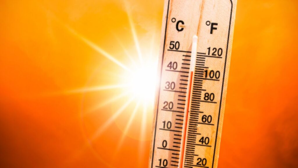 Termómetro marca altas temperaturas en Monterrey bajo sol intenso