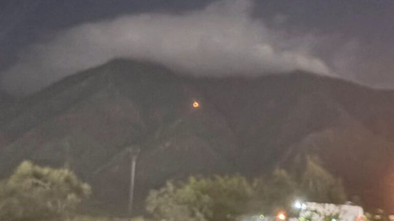 Brigada Fénix y helicóptero reanudan combate al incendio forestal en el Cerro del Fraile, García