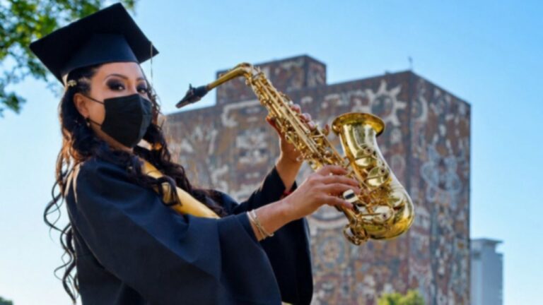 María Elena Ríos se gradúa de la UNAM casi siete años después del ataque con ácido que intentó silenciarla