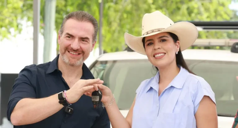Gobierno de Monterrey entrega camionetas y motocicletas a cinco municipios rurales de Nuevo León