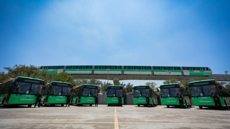 Nuevo León entrega 100 camiones urbanos para reforzar la movilidad en municipios metropolitanos y periféricos Nuevo León entrega 100 camiones urbanos para reforzar la movilidad en municipios metropolitanos y periféricos