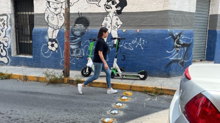 Scooters y bicicletas de alquiler compartido bloquean banquetas en el Centro de Monterrey y ponen en riesgo a peatones Scooters y bicicletas de alquiler compartido bloquean banquetas en el Centro de Monterrey y ponen en riesgo a peatones