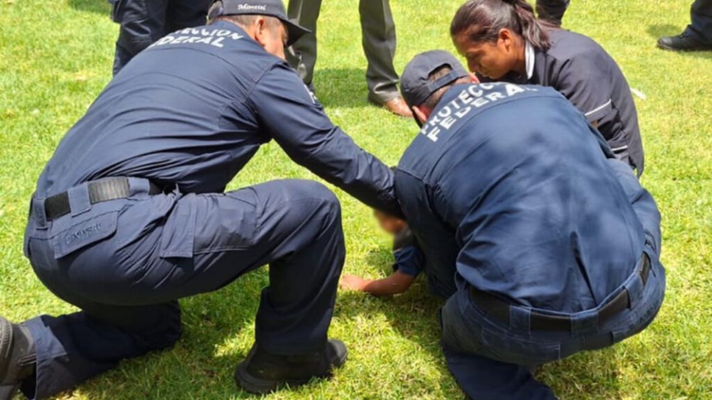 Policía Edgar Domínguez realiza maniobras de reanimación cardiopulmonar a niño de 3 años rescatado de lago en Teotihuacán, Estado de México