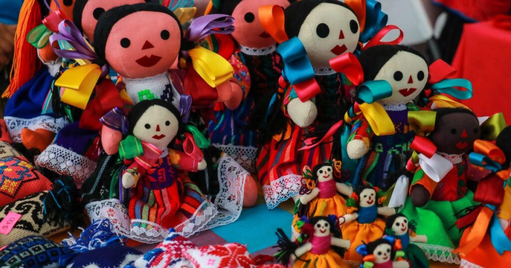Día de los Pueblos Indígenas 2026: evento gratuito en Monterrey Mercado comunitario con artesanías indígenas durante la celebración del Día de los Pueblos Indígenas en el Museo Estatal de Culturas Populares de Monterrey