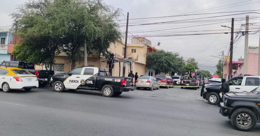 Operativo de cateos de la Fiscalía de Nuevo León en la colonia Industrial de Monterrey con presencia de Fuerza Civil y autoridades federales