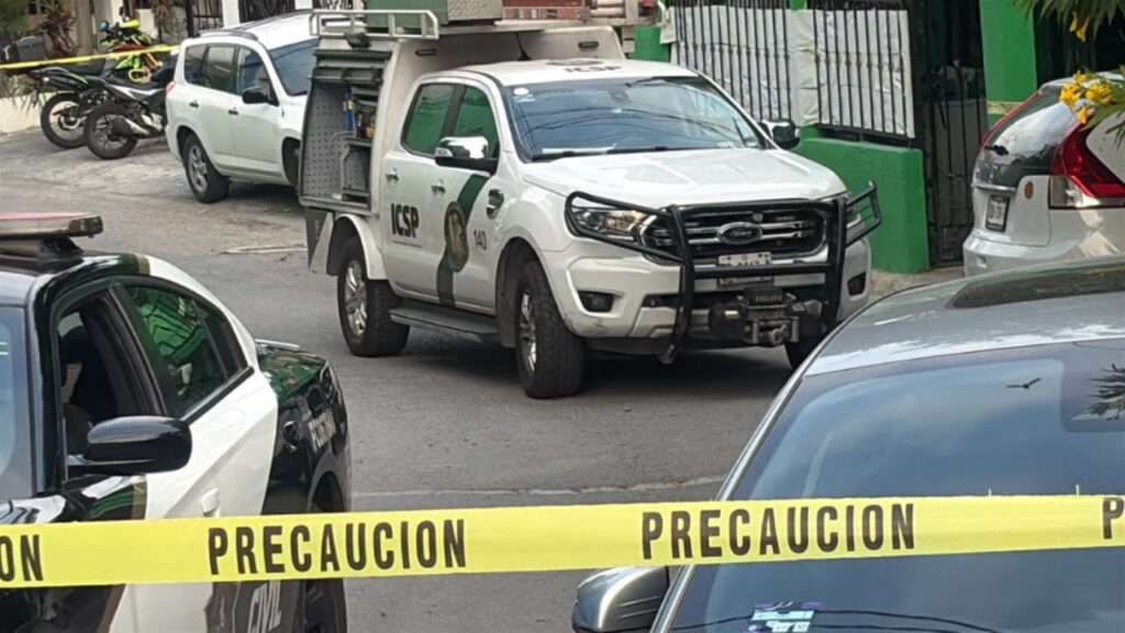 Escena de crimen en colonia Burócratas Municipales de Monterrey donde fue hallado sin vida un joven de 24 años
