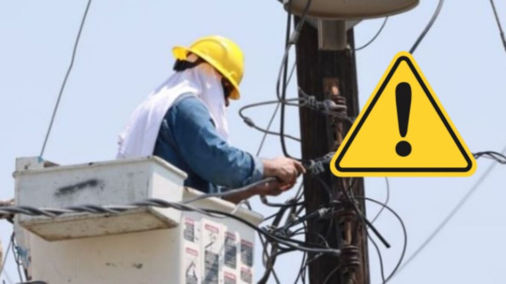 Torres de alta tensión y líneas eléctricas de CFE en zona urbana de Juárez, Nuevo León