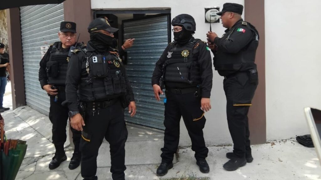 Operativo de desalojo de Fuerza Civil en la calle Santa Isabel 201 de la colonia Jardines de Santa Clara en Guadalupe, Nuevo León