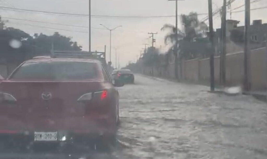 Granizo acumulado en calles y jardines del sur de Monterrey tras la tormenta del 8 de agosto de 2026