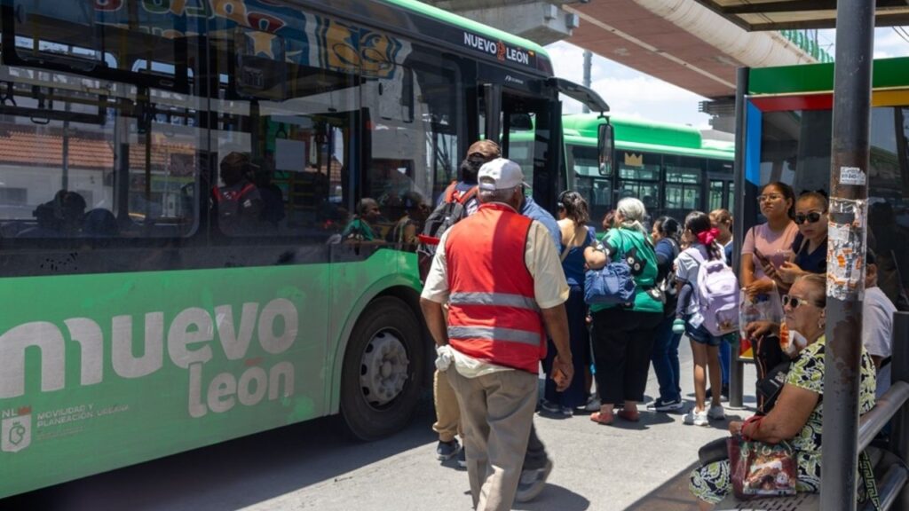 Transporte NL crece 30.7%: segundo sistema más usado de México Autobús de Rutas Estructuradas del transporte público de Nuevo León circulando por avenida de Monterrey