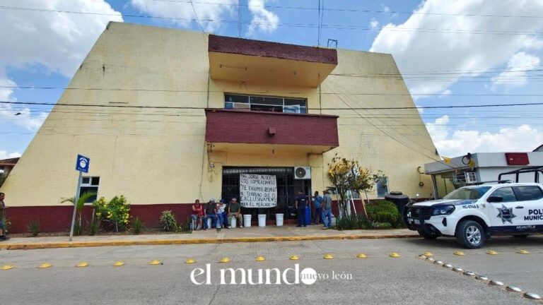 Comerciantes de Huautla retiran plantón tras acuerdo por mercado