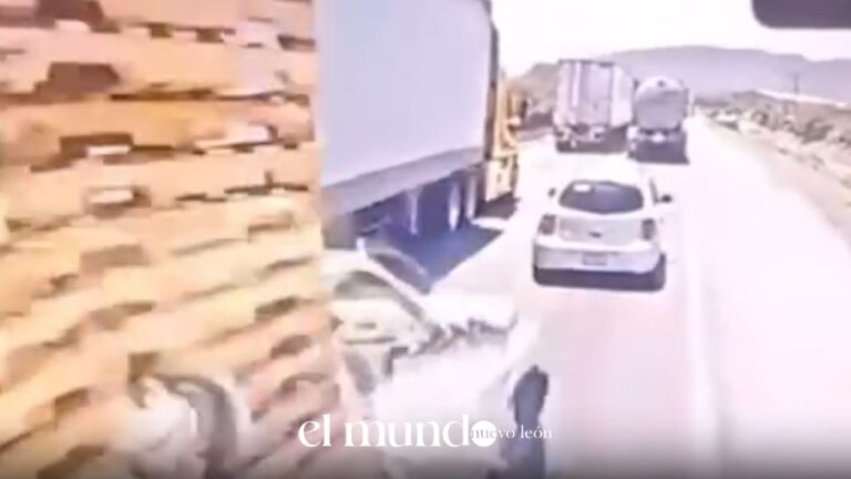 Choque en Libramiento Noreste: camión sin frenos vuelca auto