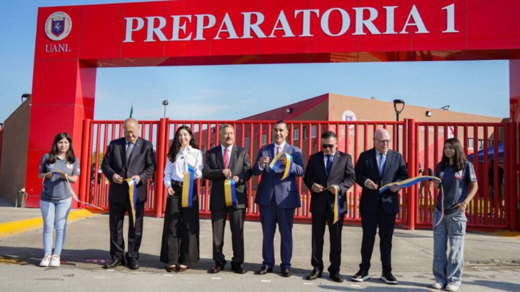 Estudiantes de la nueva Unidad Zuazua de la Preparatoria 1 UANL durante la ceremonia de inauguración en General Zuazua, Nuevo León