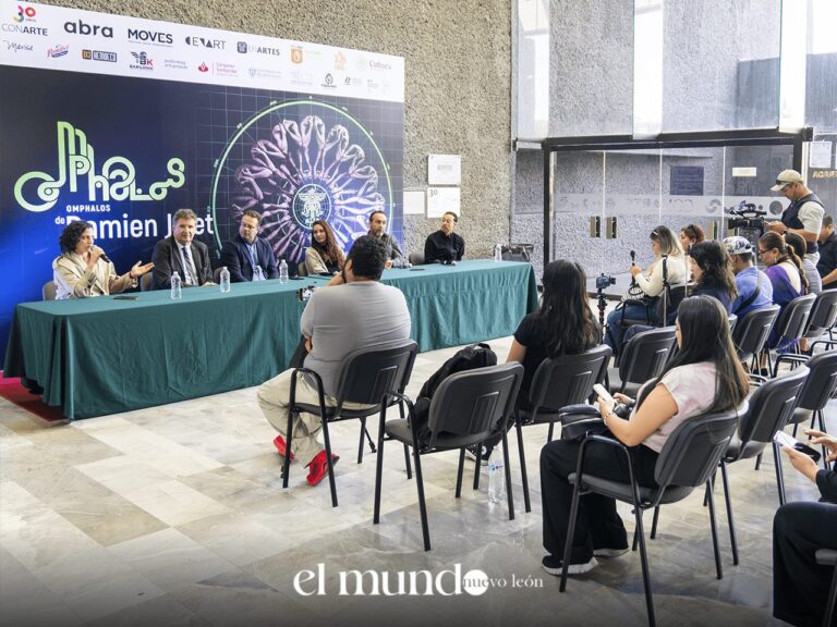 OMPHALOS en Monterrey: 20 bailarines desafían gravedad en antena de 12m OMPHALOS en Monterrey: 20 bailarines desafían gravedad en antena de 12m