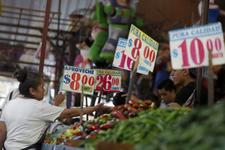 Precios de frutas y verduras en un mercado de México, en el contexto del reporte de inflación de octubre de 2026.